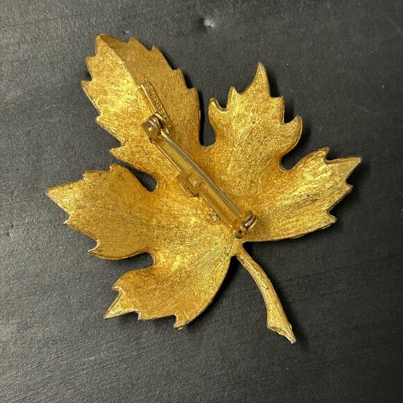 Vintage Manselle Textured Gold Tone Maple Leaf Brooch Signed - Picture 2 of 3